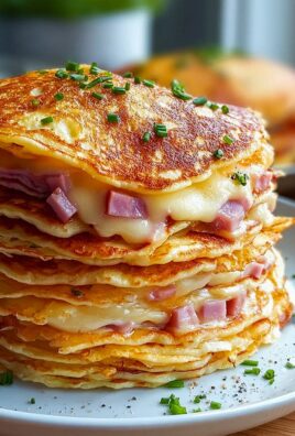 Leckere Pancakes mit Rindfleisch und Käse für Brunch!
